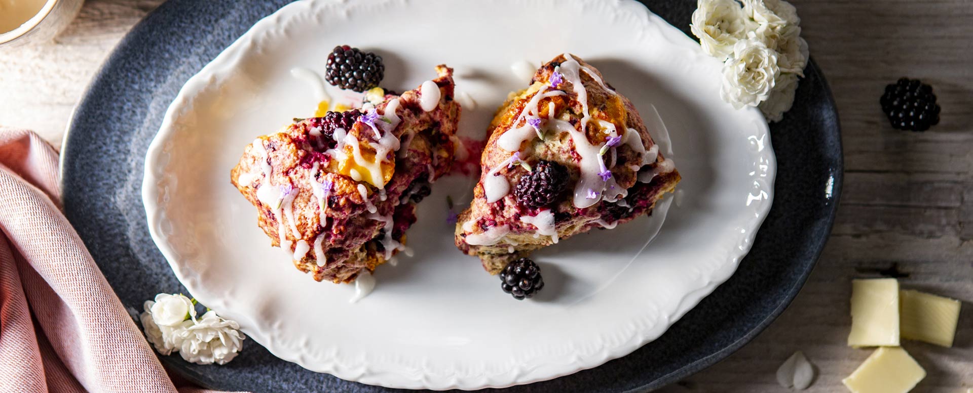 Heidelbeer Lavendel Scones mit weißer Zotter Schokolade und ...