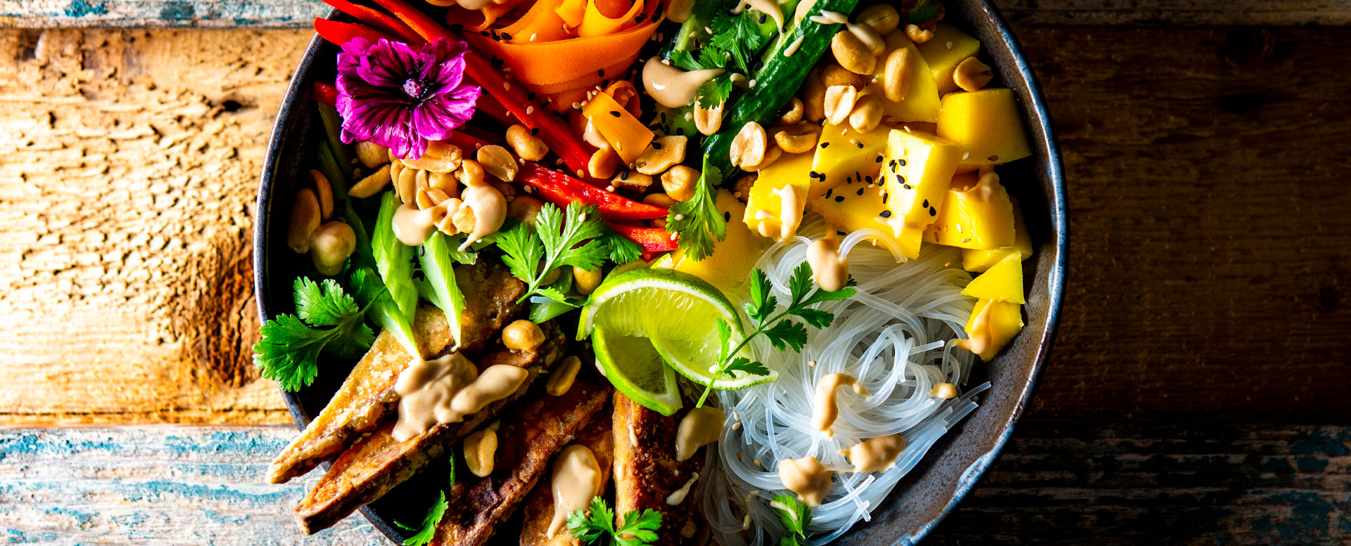 Glasnudelsalat mit Mango und Erdnuss Limetten Sauce (vegan)