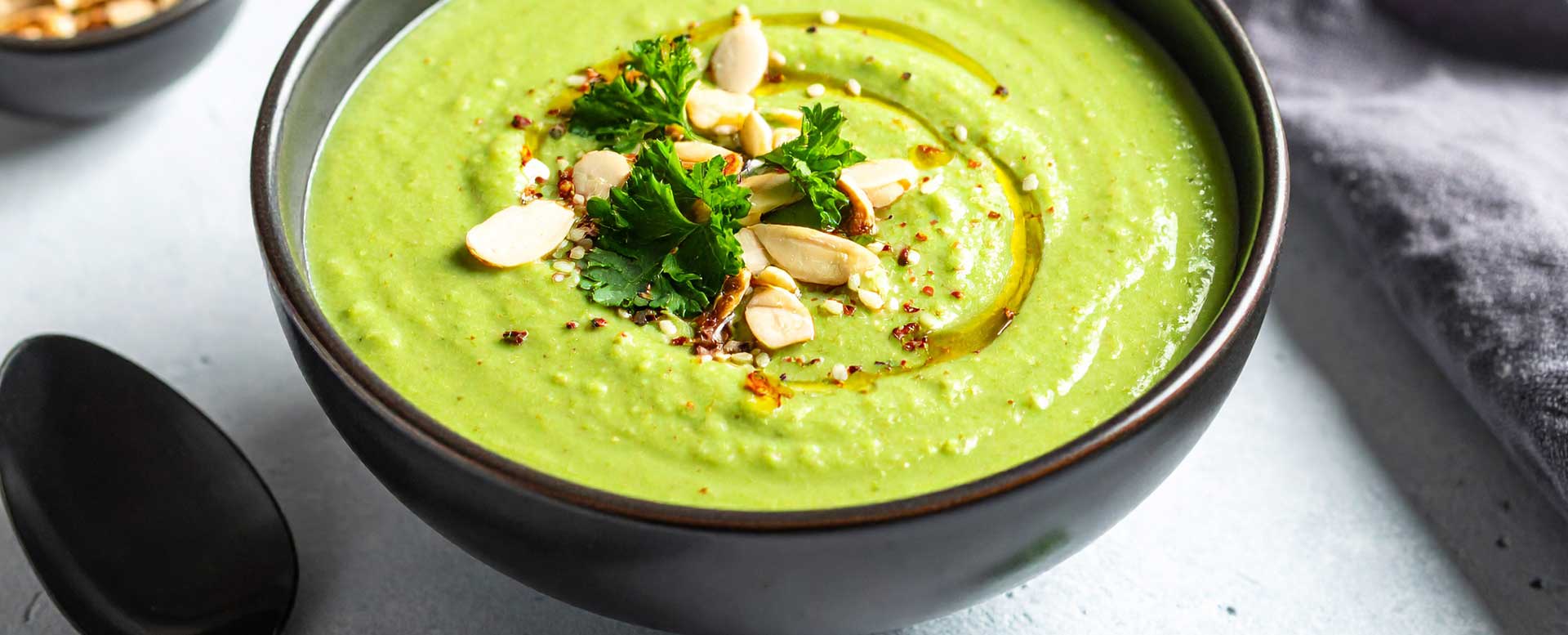 Grüner Gazpacho mit Paprika und Dille (vegan)