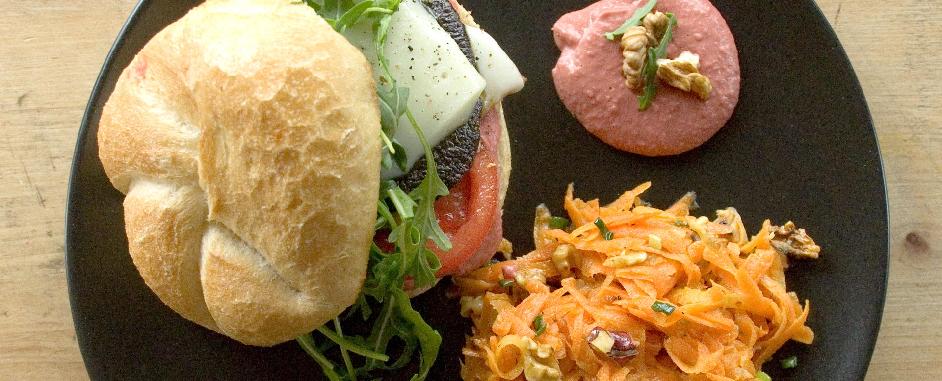 Portobello Burger mit Rote Rüben Hummus