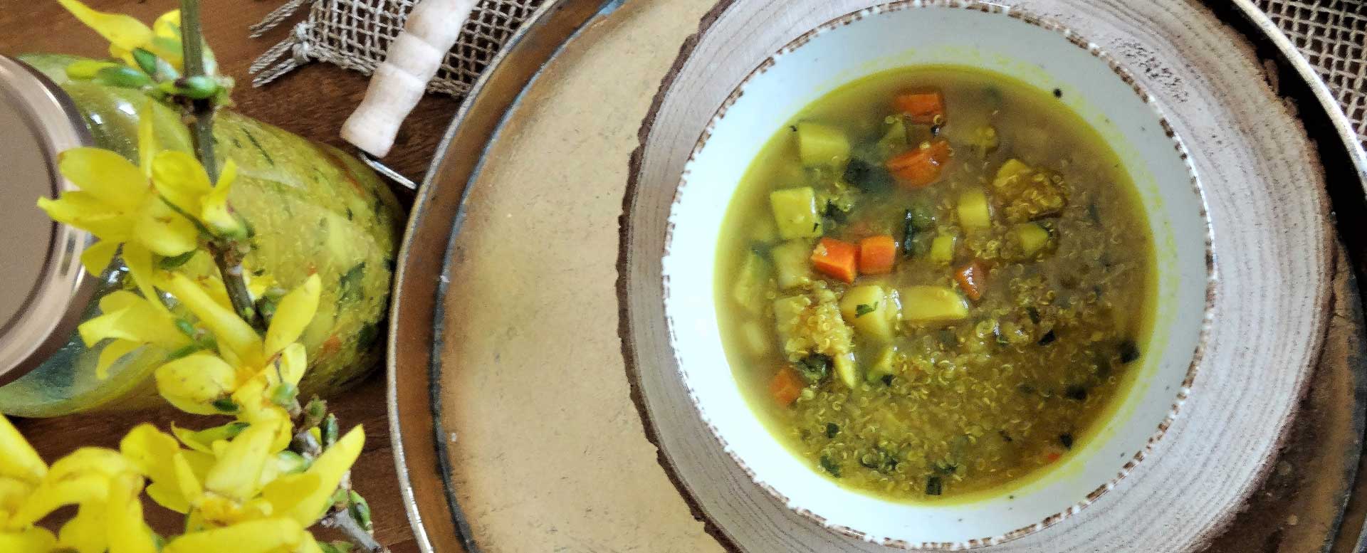 Quinoa Suppe mit Kurkuma