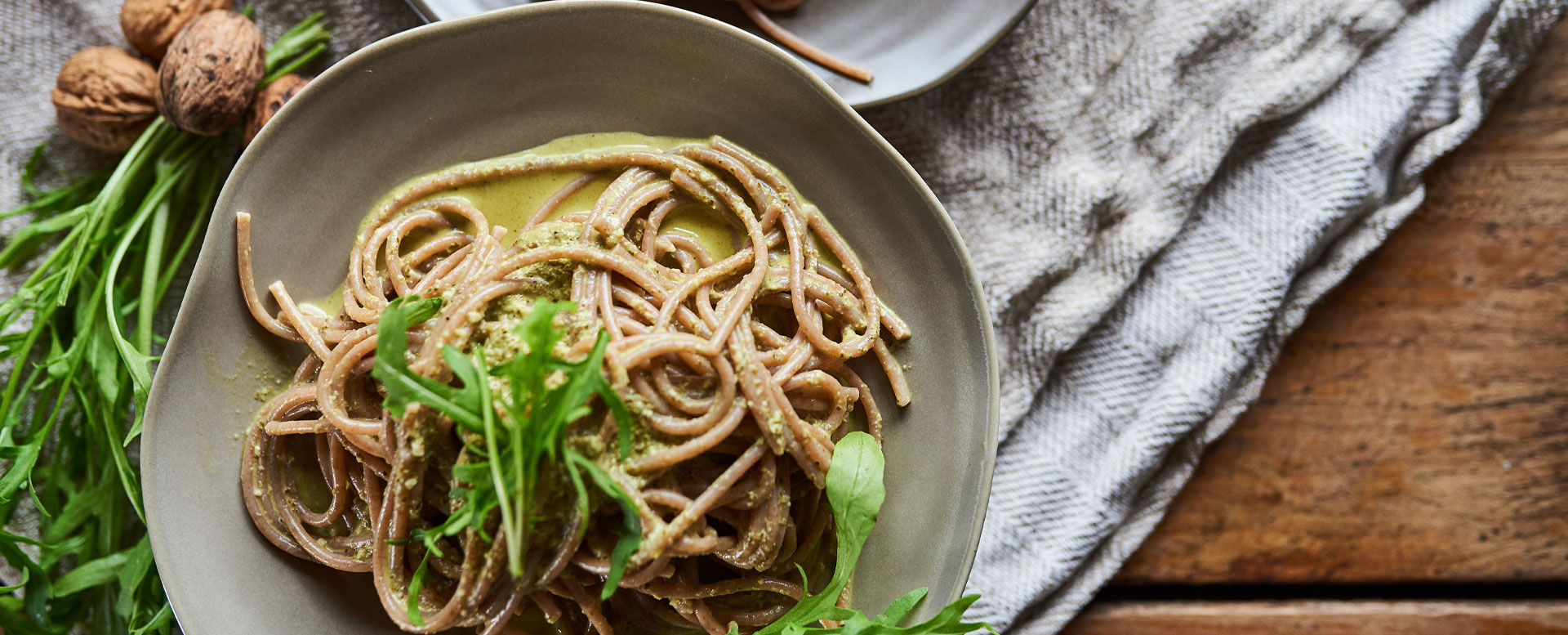 Buchweizen Spaghetti mit Kräuter Walnuss Pesto und cremigem Radieschensalat