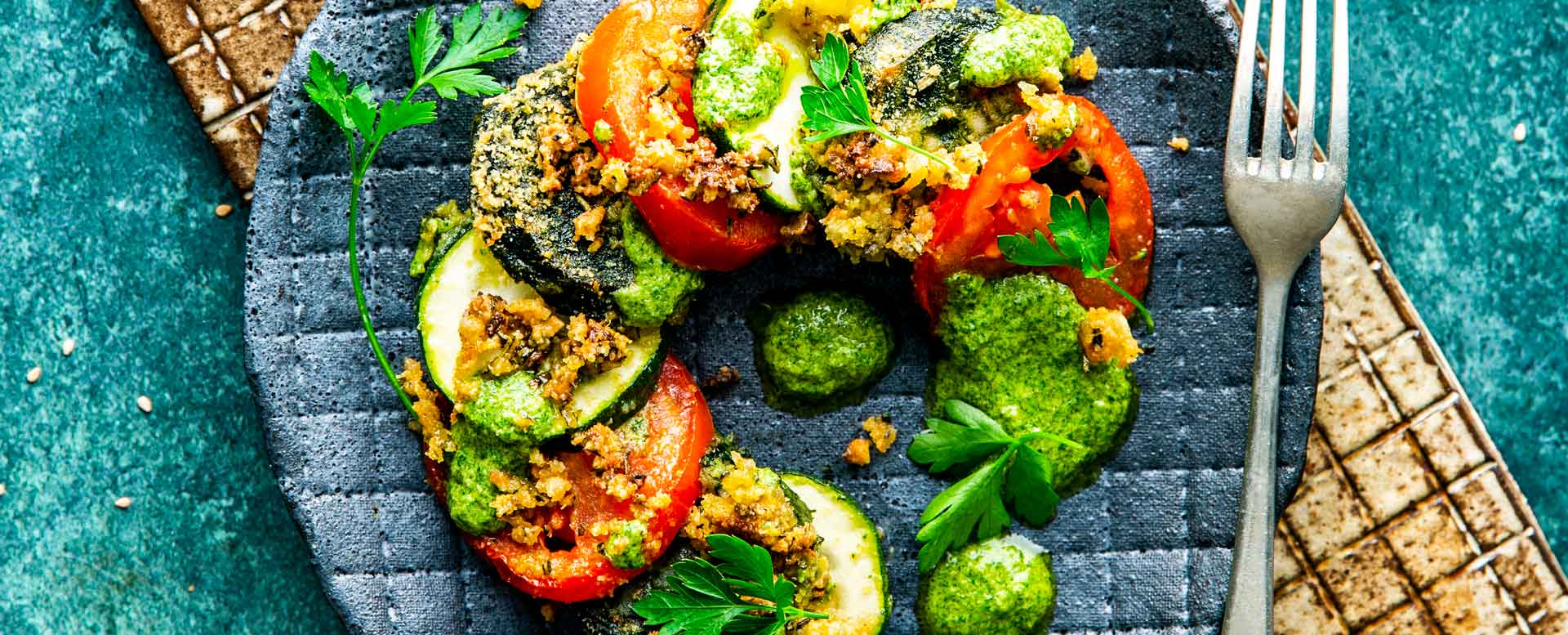 Vegane Spinatknödl mit Zitronen Rosmarin Kruste und grüner Tahin Sauce