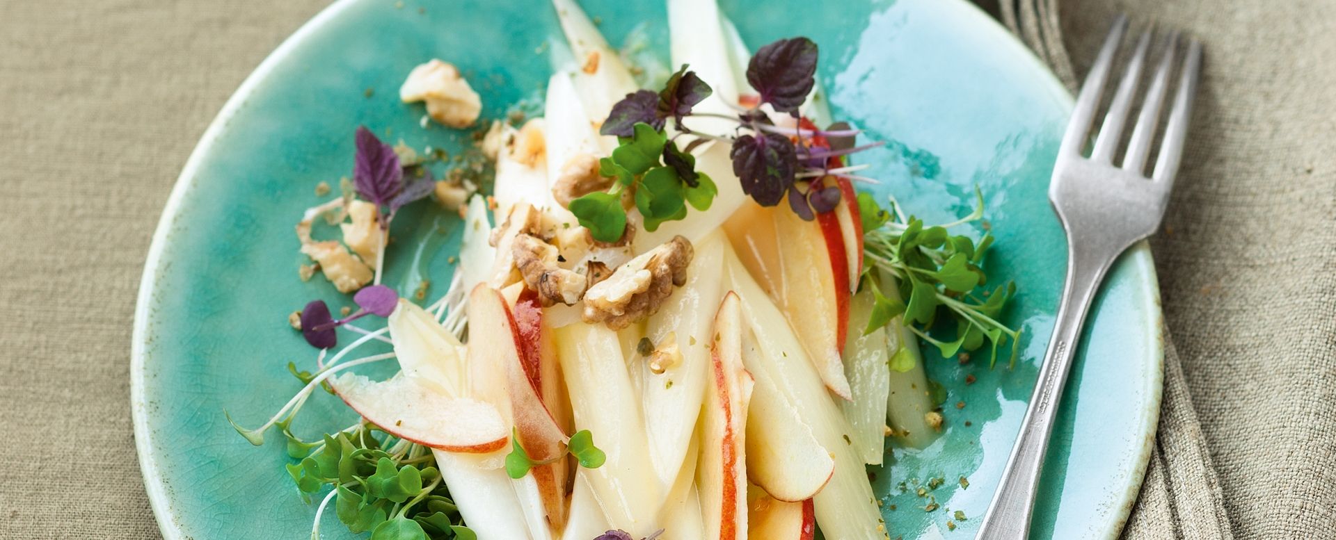 Schwarzwurzelsalat mit Apfel und Quitten-Muskatnuss Vinaigrette