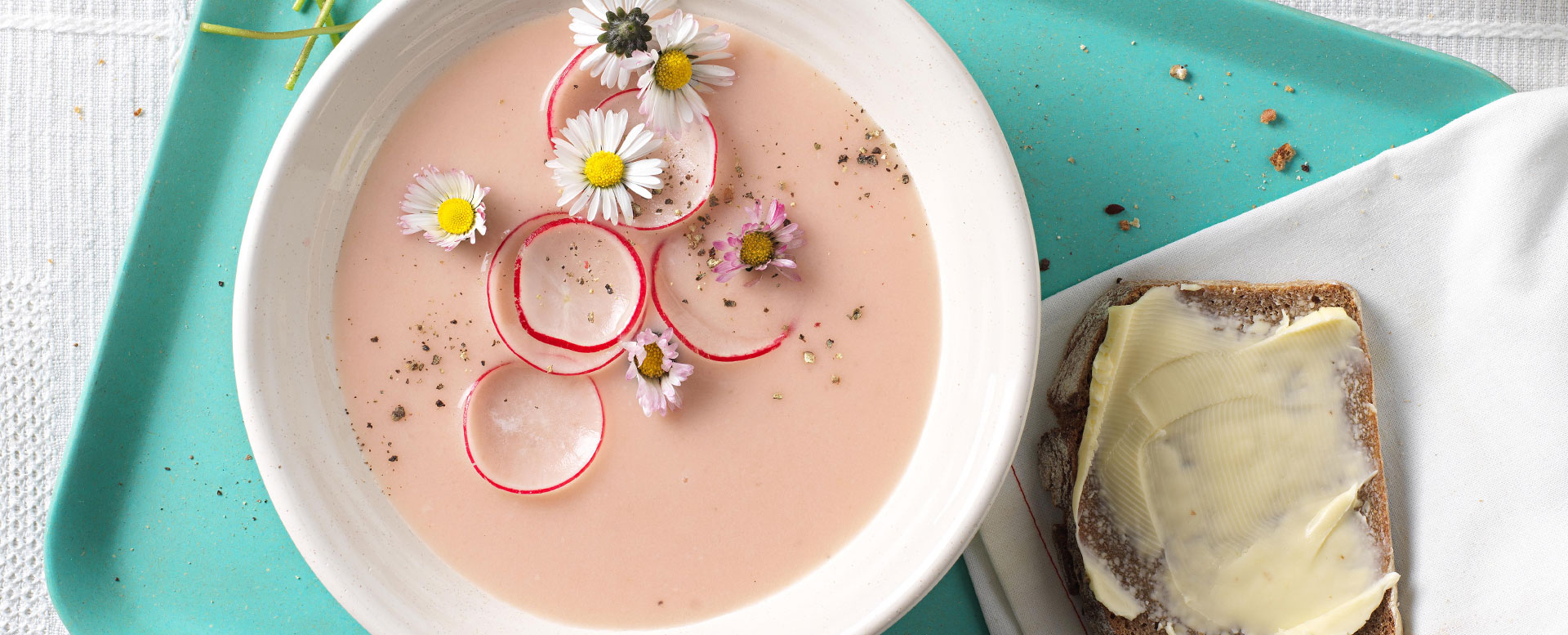 Radieschensuppe mit Gänseblümchen