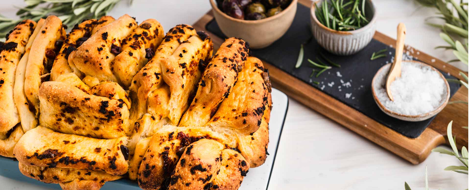 Zupfbrot mit getrockneten Tomaten &amp; Oliven