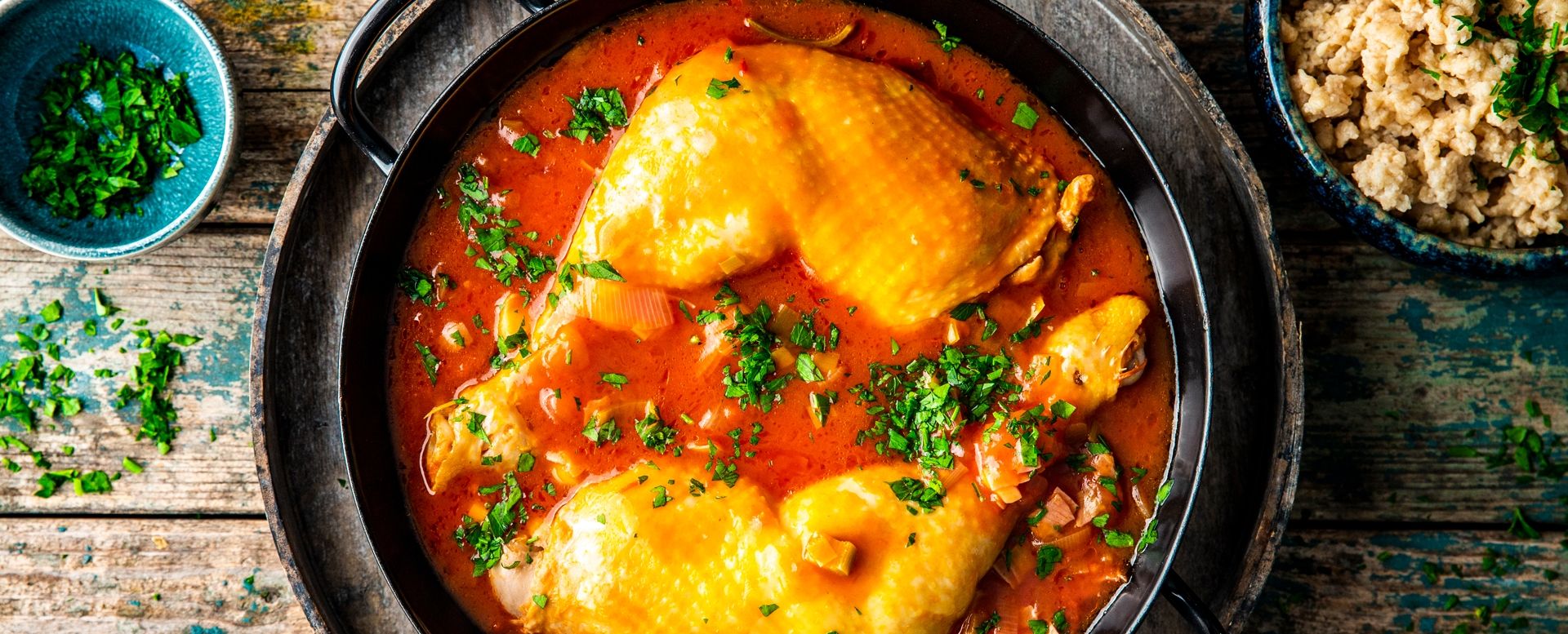 Burgenländisches Rotweinhendl mit Eiergraupen und Salat